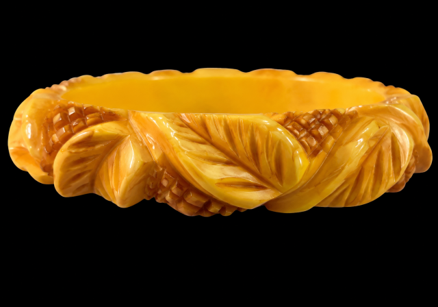 vintage chunky leaf carved corn bakelite bangle 